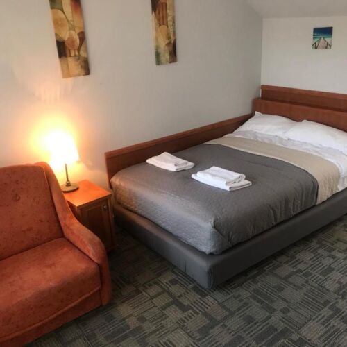 Dreibettzimmer mit Balkon und Badezimmer