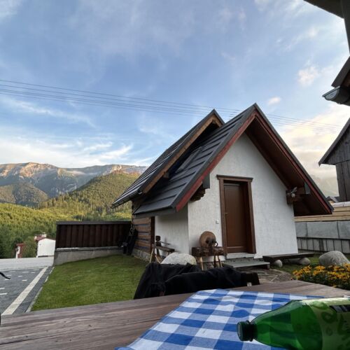 Tourist Drevenica (v celku) s manželskou posteľou s výhľadom na hory