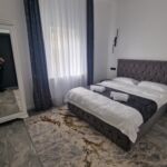Földszintes fürdőszobás franciaágyas szoba