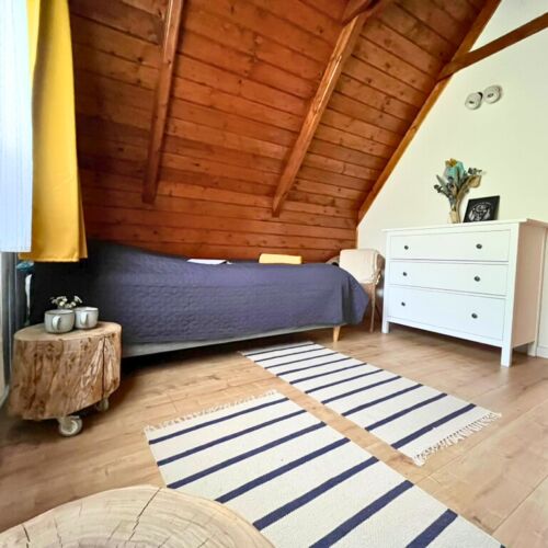 Întreaga unitate cu terasă cu vedere spre lac pentru 6 pers. (se inchirieaza doar integral)