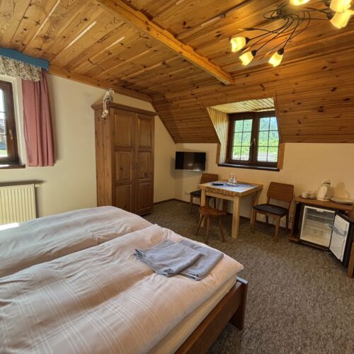 Camera dubla la etaj cu vedere spre munte