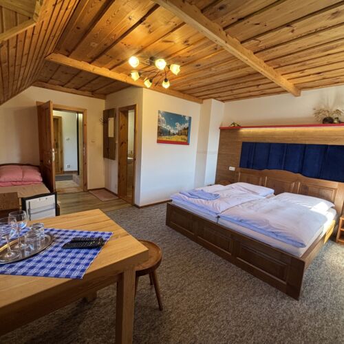 Camera tripla la etaj cu panoramă