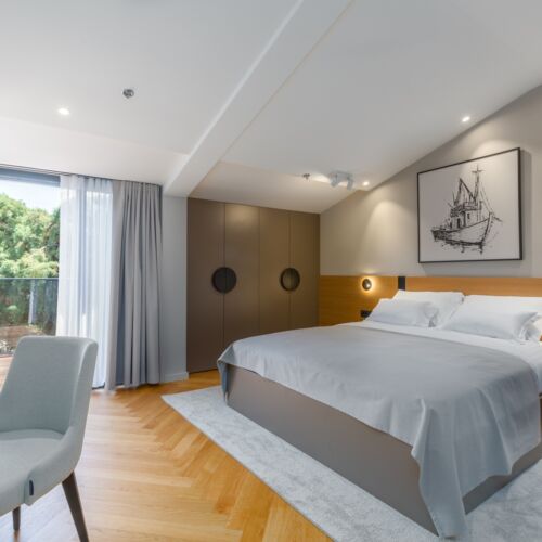 Pokoj s klimatizací s manželskou postelí s výhledem do zahrady