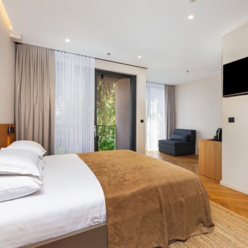 Pokoj s klimatizací s manželskou postelí s výhledem do zahrady