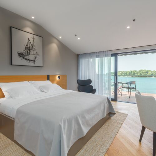 Pokoj s klimatizací s manželskou postelí s výhledem na moře