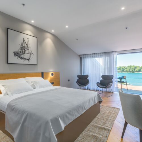 Pokoj s klimatizací s manželskou postelí s výhledem na moře