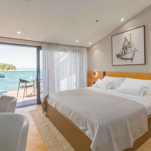 Pokoj s klimatizací s manželskou postelí s výhledem na moře