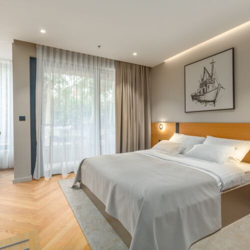 Pokoj s klimatizací s manželskou postelí s výhledem do zahrady