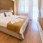 Chic Comfort with Pool Views 8 Micești