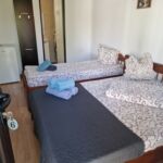 Camera tripla la parter cu vedere spre curte