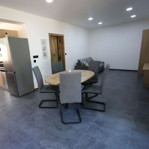 Apartament la parter cu vedere spre grădină cu 2 camere pentru 5 pers.