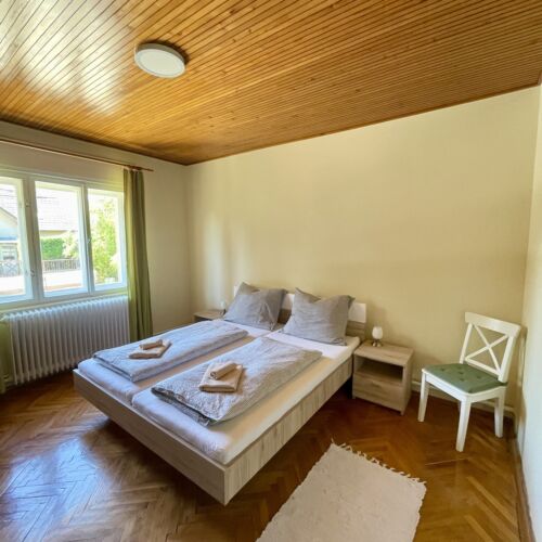Apartament la parter cu vedere spre grădină pentru 6 pers. (se inchirieaza doar integral) (se poate solicita pat suplimentar)