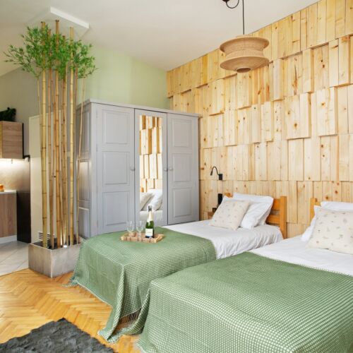 Apartament 3-osobowy z balkonem z klimatyzacją z 1 pomieszczeniem sypialnianym