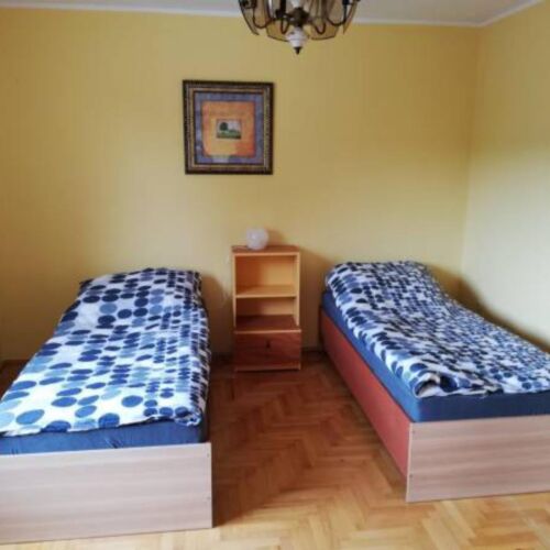 Pokój 2-osobowy ze wspólnym aneksem kuchennym ze wspólną łazienką (możliwa dostawka)