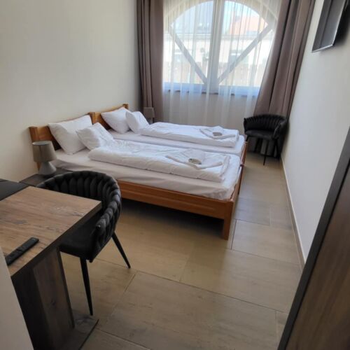 Zweibettzimmer Parterre mit Aussicht auf den Hof