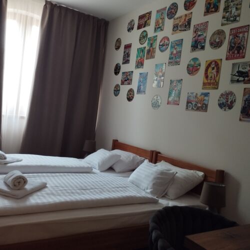 Zweibettzimmer Parterre mit Aussicht auf den Hof