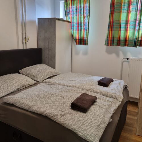 Pokoj s privátní koupelnou mimo apartmán  s manželskou postelí