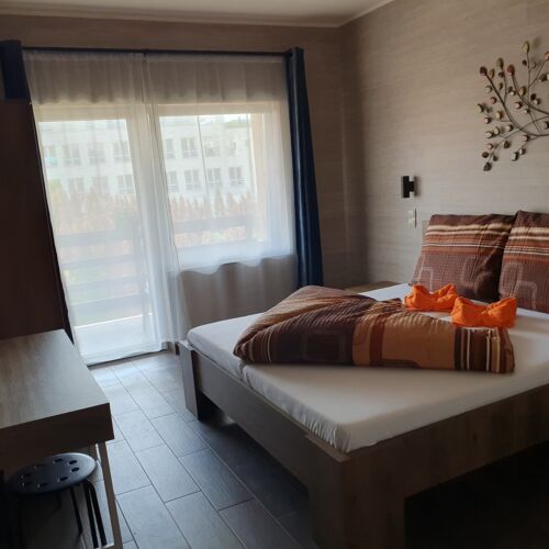 Camera tripla standard la parter