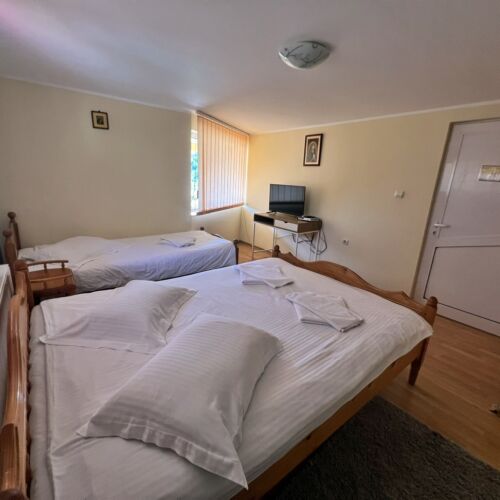 Dreibettzimmer Obergeschoss mit Aussicht auf die Berge