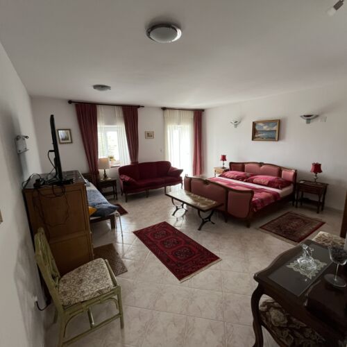 Na katu apartman za 5 osoba(e) sa 2 spavaće(om) sobe(om)