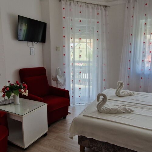 Camera dubla la etaj cu vedere spre curte