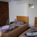 Camera twin la parter cu vedere spre grădină (se poate solicita pat suplimentar)