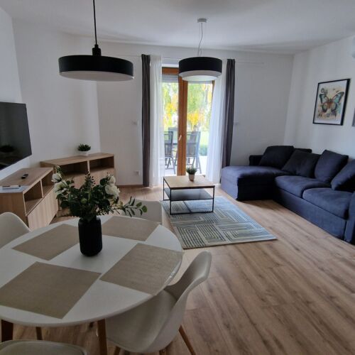 Apartament la parter cu vedere spre grădină cu 3 camere pentru 6 pers.