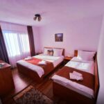 Camera tripla la etaj cu vedere spre curte