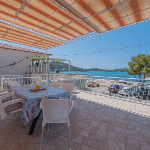 Casă de vacanță la etaj cu vedere spre mare pentru 6 pers. (se inchirieaza doar integral)