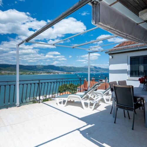 Apartament la etaj cu vedere spre mare cu 2 camere pentru 4 pers.