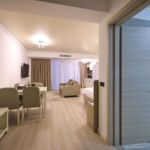 Apartament deluxe cu vedere spre mare cu 2 camere pentru 4 pers.