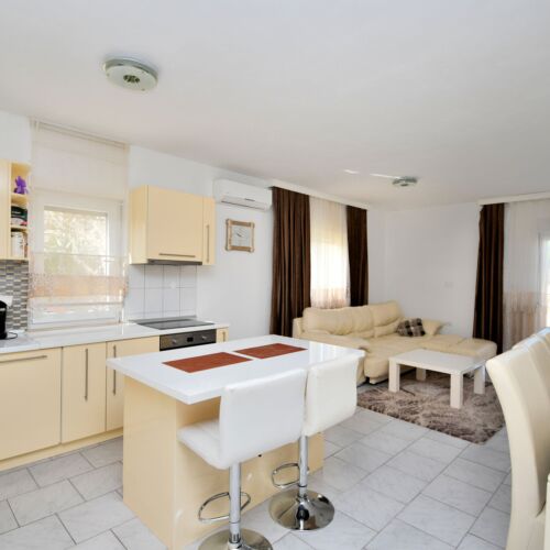 Casă de vacanță cu aer condiționat cu vedere spre grădină pentru 9 pers. (se inchirieaza doar integral)