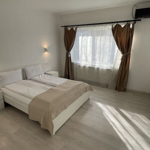 Apartament la parter cu aer condiționat cu 2 camere pentru 4 pers. (se poate solicita pat suplimentar)