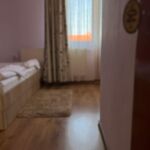 Camera cvadrupla la etaj cu vedere spre grădină