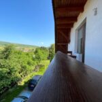 Camera tripla la etaj cu vedere spre grădină