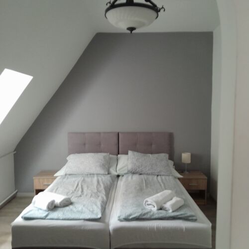 Camera twin la etaj cu aer condiționat