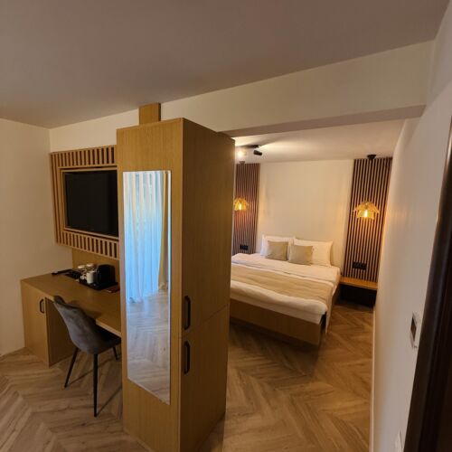 Apartament superior la etaj cu 1 camera pentru 2 pers. (se poate solicita pat suplimentar)