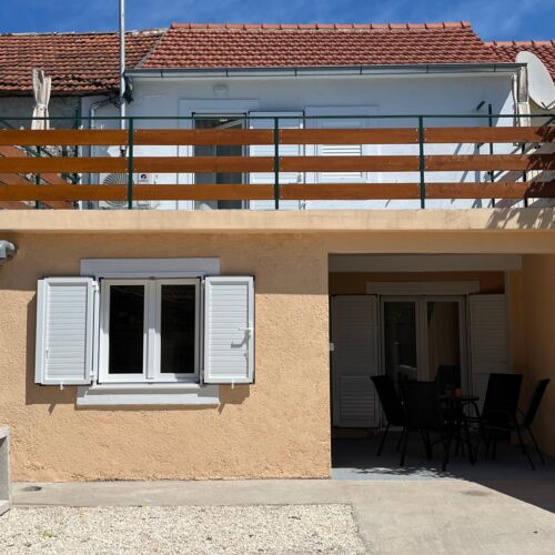 Apartament 3-osobowy z klimatyzacją z tarasem z 2 pomieszczeniami sypialnianymi K-24006