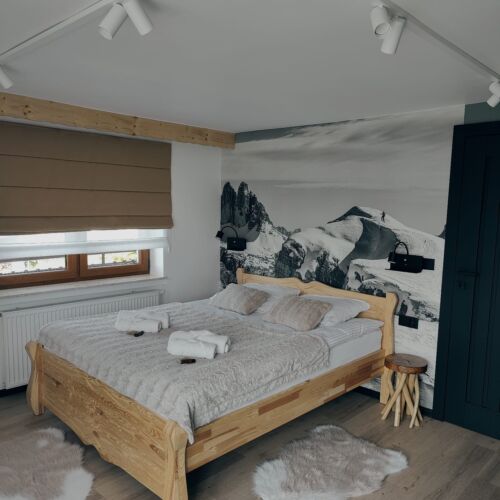 Doppelzimmer mit Badezimmer und Aussicht auf die Berge