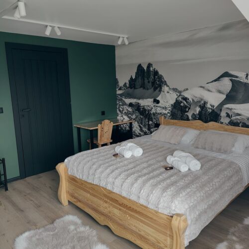 Doppelzimmer mit Badezimmer und Aussicht auf die Berge