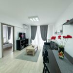Apartament cu balcon cu vedere spre oraș cu 2 camere pentru 3 pers.