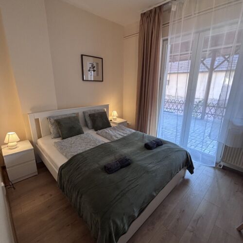 Doppelzimmer Parterre mit Aussicht auf den Hof