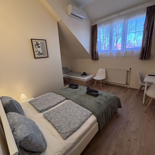 Dreibettzimmer Obergeschoss mit Aussicht auf die Stadt