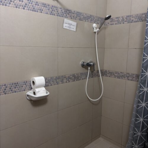 Dreibettzimmer Obergeschoss mit Aussicht auf den Hof