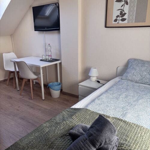 Zweibettzimmer im Dachgeschoss mit Klimaanlage