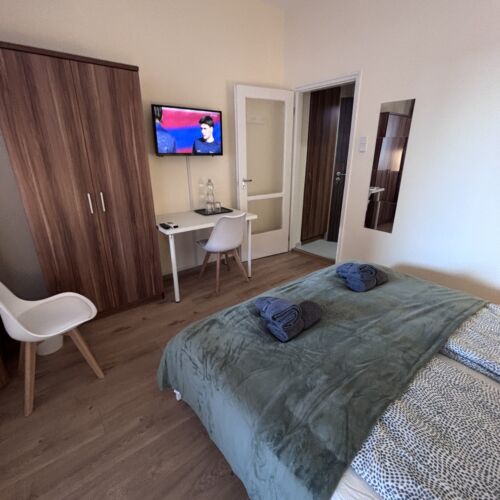 Erdgeschosses Doppelzimmer mit Aussicht auf den Hof