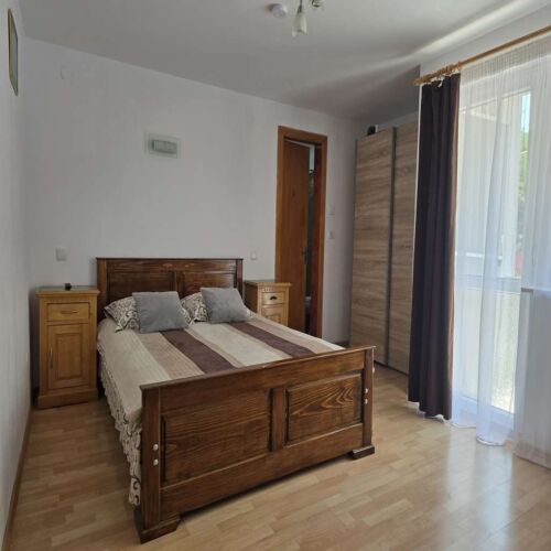 Dreibettzimmer Obergeschoss mit Aussicht auf den Hof