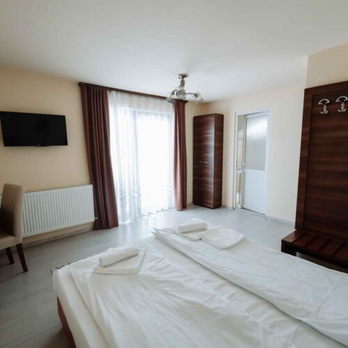 Camera dubla la etaj cu vedere spre munte