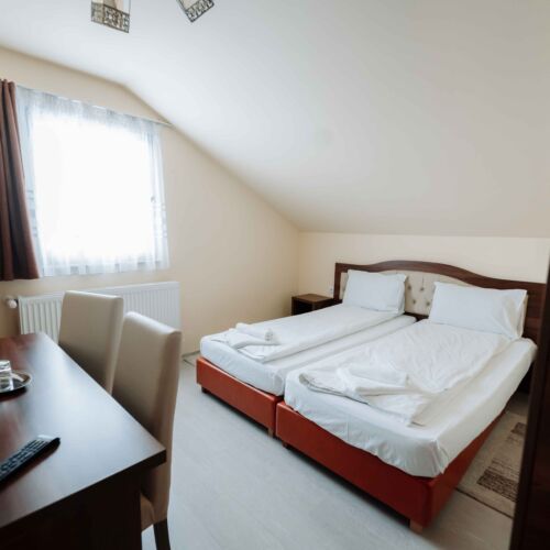 Camera cvadrupla la mansardă