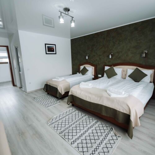 Camera tripla la etaj cu vedere spre munte